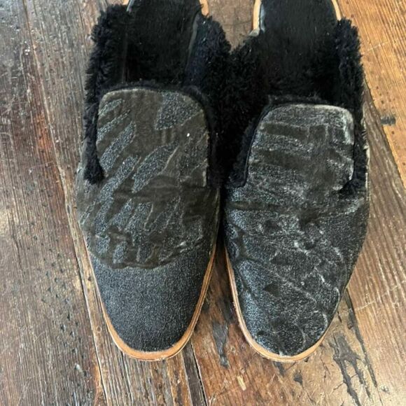 Free people fur fluffy slides size 39 /fits like 8.5 - Picture 4 of 7